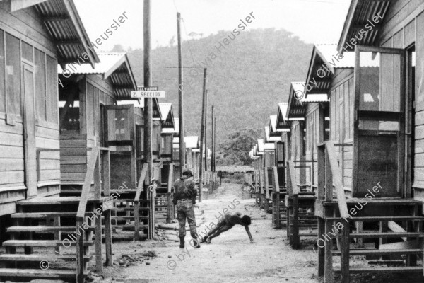 Image of sheet 19840220 photo 19: Strafübung und Züchtigung (Folter) eines Salvadorianischen Soldaten im Militärischen Ausbildungszentrum CREM der US-Militärs in Honduras. El Castillo. 

04.84 √


copyright by Olivia Heussler
Out of: Der Traum von Solentiname / The dream of Solentiname / El sueño de Solentiname page 47
En el «Centro de Entrenamiento Militar» (CREM) en la costa Atlántica
hondureña soldados estadounidenses instruyen a la Contra y a tropas
salvadoreñas. El Castillo, Dpto. de Colón, Honduras, 1984.
U.S. soldiers train Contras from Nicaragua and troops from El Salvador
at the military training center, Centro de Entrenamiento Militar (CREM),
on the Atlantic coast of Honduras. El Castillo, Dep. Colón, Honduras, 1984