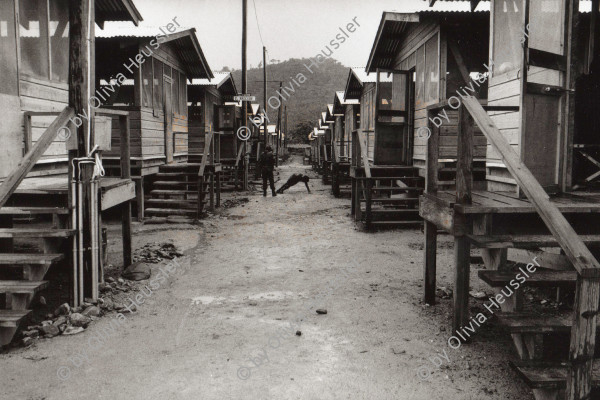 Image of sheet 19840220 photo 19: Strafübung und Züchtigung (Folter) eines Salvadorianischen Soldaten im Militärischen Ausbildungszentrum CREM der US-Militärs in Honduras. El Castillo. 04.84 √
Out of: Der Traum von Solentiname  /  The dream of Solentiname  /  El sueño de Solentiname page 47 Aus: von Zeit zu Zeit Out of: from Time to Time
En el «Centro de Entrenamiento Militar» (CREM) en la costa Atlántica
hondureña soldados estadounidenses instruyen a la Contra y a tropas
salvadoreñas. El Castillo, Dpto. de Colón, Honduras, 1984.
U.S. soldiers train Contras from Nicaragua and troops from El Salvador
at the military training center, Centro de Entrenamiento Militar (CREM),
on the Atlantic coast of Honduras. El Castillo, Dep. Colón, Honduras, 1984 Exhibition