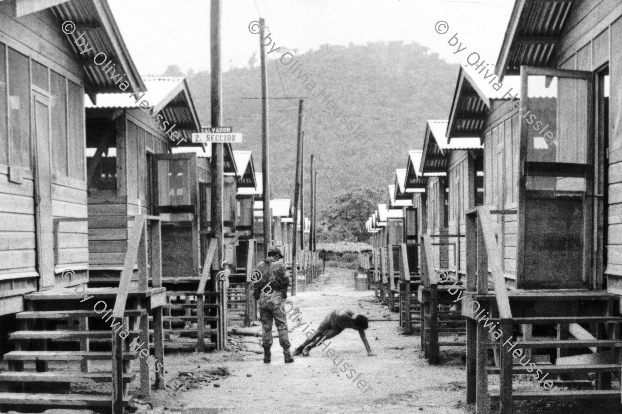 Image of sheet 19840220 photo 19: U.S. soldiers train Contras from Nicaragua and troops from El Salvador, (CREM ) Honduras 1984, Out of: «The dream of Solentiname».
Im US-Amerikanischen Militär-Ausbildungslager Centro de Entrenamiento Militar (CREM) an der honduranischen Atlantikküste bei El Castilla. Züchtigung Übung Folter. Salvadorianische Soldaten. US-Army Soldaten. Abteilung für salvadorianische Soldaten in Honduras! Instructor Contra Rebels Contras Contrarebellen
mit M-16 Maschinengewehren. 
Exhibition Landesmuseum National Museum «Wir und der Krieg» 2026