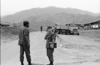 Image of sheet 19840220 photo 20: Im US-Amerikanischen Militär-Ausbildungslager Centro de Entrenamiento Militar (CREM) an der honduranischen Atlantikküste bei El Castillo.  Der neue General Walter Lopez Reyes. Züchtigung Übung Folter. Salvadorianische Soldaten. US-Army Soldaten. Abteilung für salvadorianische Soldaten in Honduras! Instructor Contra Rebels Contras Contrarebellen
mit M-16 Maschinengewehren. Helikopter Flugzeug Ausbildung im
Schiessen mit amerikanischem Instruktor. US-Army Soldaten
Portrait «Soldado lloron»