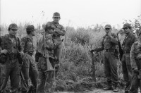 Image of sheet 19840220 photo 21: Im US-Amerikanischen Militär-Ausbildungslager Centro de Entrenamiento Militar (CREM) an der honduranischen Atlantikküste bei El Castillo.  Der neue General Walter Lopez Reyes. Züchtigung Übung Folter. Salvadorianische Soldaten. US-Army Soldaten. Abteilung für salvadorianische Soldaten in Honduras! Instructor Contra Rebels Contras Contrarebellen
mit M-16 Maschinengewehren. Helikopter Flugzeug Ausbildung im
Schiessen mit amerikanischem Instruktor. US-Army Soldaten
Portrait «Soldado lloron»