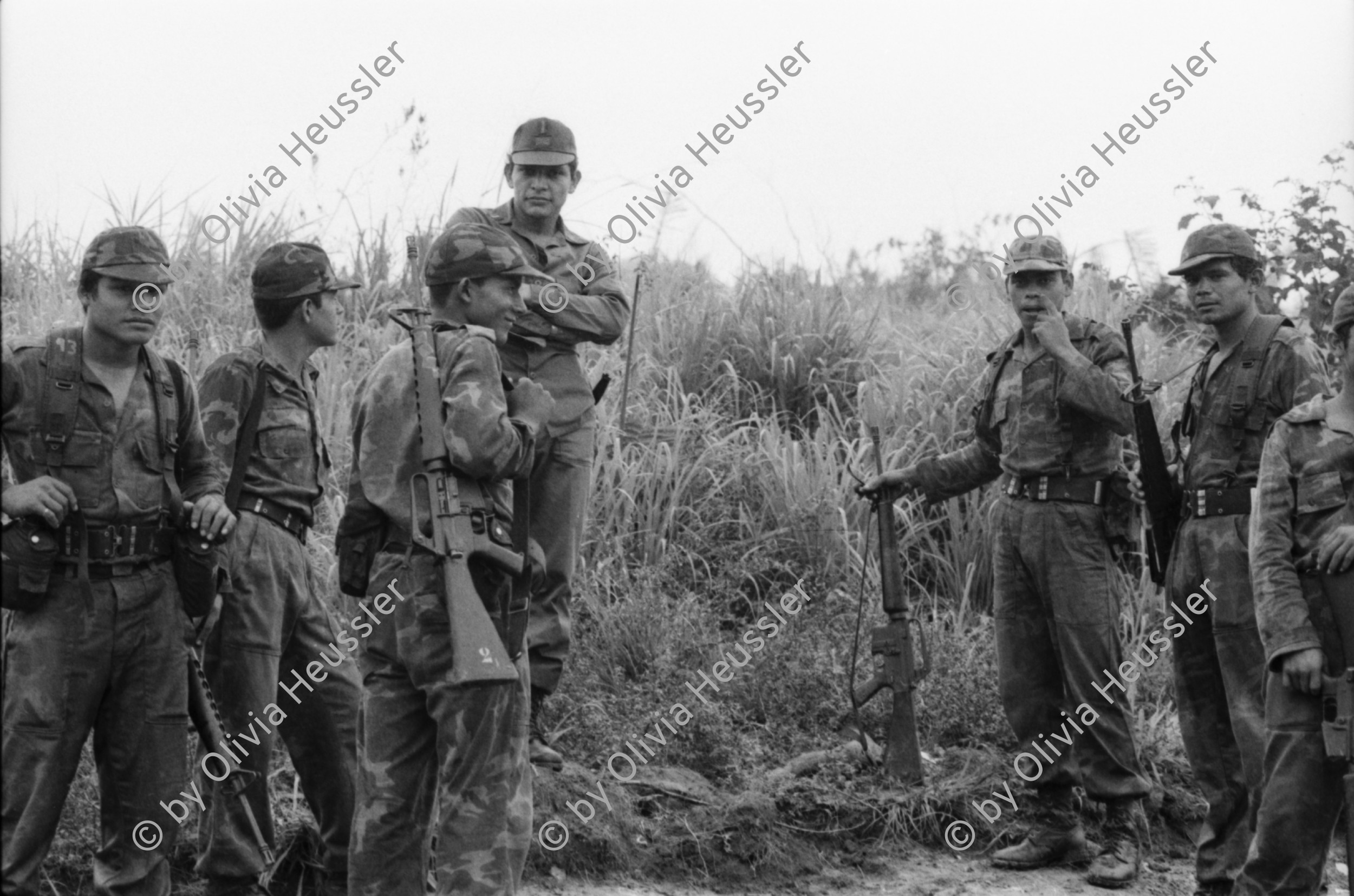 Image of sheet 19840220 photo 21: Im US-Amerikanischen Militär-Ausbildungslager Centro de Entrenamiento Militar (CREM) an der honduranischen Atlantikküste bei El Castillo.  Der neue General Walter Lopez Reyes. Züchtigung Übung Folter. Salvadorianische Soldaten. US-Army Soldaten. Abteilung für salvadorianische Soldaten in Honduras! Instructor Contra Rebels Contras Contrarebellen
mit M-16 Maschinengewehren. Helikopter Flugzeug Ausbildung im
Schiessen mit amerikanischem Instruktor. US-Army Soldaten
Portrait «Soldado lloron»