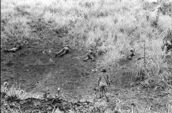 Image of sheet 19840220 photo 28: Im US-Amerikanischen Militär-Ausbildungslager Centro de Entrenamiento Militar (CREM) an der honduranischen Atlantikküste bei El Castillo.  Der neue General Walter Lopez Reyes. Züchtigung Übung Folter. Salvadorianische Soldaten. US-Army Soldaten. Abteilung für salvadorianische Soldaten in Honduras! Instructor Contra Rebels Contras Contrarebellen
mit M-16 Maschinengewehren. Helikopter Flugzeug Ausbildung im
Schiessen mit amerikanischem Instruktor. US-Army Soldaten
Portrait «Soldado lloron»