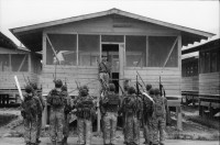 Image of sheet 19840220 photo 3: Im US-Amerikanischen Militär-Ausbildungslager Centro de Entrenamiento Militar (CREM) an der honduranischen Atlantikküste bei El Castillo.  Der neue General Walter Lopez Reyes. Züchtigung Übung Folter. Salvadorianische Soldaten. US-Army Soldaten. Abteilung für salvadorianische Soldaten in Honduras! Instructor Contra Rebels Contras Contrarebellen
mit M-16 Maschinengewehren. Helikopter Flugzeug Ausbildung im
Schiessen mit amerikanischem Instruktor. US-Army Soldaten
Portrait «Soldado lloron»