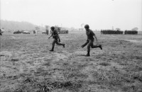 Image of sheet 19840220 photo 37: Im US-Amerikanischen Militär-Ausbildungslager Centro de Entrenamiento Militar (CREM) an der honduranischen Atlantikküste bei El Castillo.  Der neue General Walter Lopez Reyes. Züchtigung Übung Folter. Salvadorianische Soldaten. US-Army Soldaten. Abteilung für salvadorianische Soldaten in Honduras! Instructor Contra Rebels Contras Contrarebellen
mit M-16 Maschinengewehren. Helikopter Flugzeug Ausbildung im
Schiessen mit amerikanischem Instruktor. US-Army Soldaten
Portrait «Soldado lloron»
