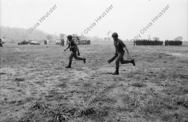 Image of sheet 19840220 photo 37: Im US-Amerikanischen Militär-Ausbildungslager Centro de Entrenamiento Militar (CREM) an der honduranischen Atlantikküste bei El Castillo.  Der neue General Walter Lopez Reyes. Züchtigung Übung Folter. Salvadorianische Soldaten. US-Army Soldaten. Abteilung für salvadorianische Soldaten in Honduras! Instructor Contra Rebels Contras Contrarebellen
mit M-16 Maschinengewehren. Helikopter Flugzeug Ausbildung im
Schiessen mit amerikanischem Instruktor. US-Army Soldaten
Portrait «Soldado lloron»