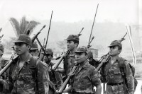 Image of sheet 19840220 photo 4: Im US-Amerikanischen Militär-Ausbildungslager Centro de Entrenamiento Militar (CREM) an der honduranischen Atlantikküste bei El Castillo.  Der neue General Walter Lopez Reyes. Züchtigung Übung Folter. Salvadorianische Soldaten. US-Army Soldaten. Abteilung für salvadorianische Soldaten in Honduras! Instructor Contra Rebels Contras Contrarebellen
mit M-16 Maschinengewehren. Helikopter Flugzeug Ausbildung im
Schiessen mit amerikanischem Instruktor. US-Army Soldaten
Portrait «Soldado lloron» √ 1984 Honduras Zentralamerika
Gruppenbild