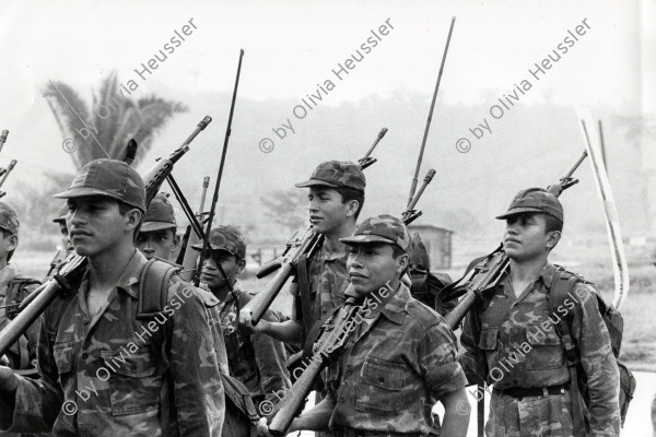 Image of sheet 19840220 photo 4: Im US-Amerikanischen Militär-Ausbildungslager Centro de Entrenamiento Militar (CREM) an der honduranischen Atlantikküste bei El Castillo.  Der neue General Walter Lopez Reyes. Züchtigung Übung Folter. Salvadorianische Soldaten. US-Army Soldaten. Abteilung für salvadorianische Soldaten in Honduras! Instructor Contra Rebels Contras Contrarebellen
mit M-16 Maschinengewehren. Helikopter Flugzeug Ausbildung im
Schiessen mit amerikanischem Instruktor. US-Army Soldaten
Portrait «Soldado lloron» √ 1984 Honduras Zentralamerika
Gruppenbild