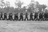 Image of sheet 19840220 photo 40: Im US-Amerikanischen Militär-Ausbildungslager Centro de Entrenamiento Militar (CREM) an der honduranischen Atlantikküste bei El Castillo.  Der neue General Walter Lopez Reyes. Züchtigung Übung Folter. Salvadorianische Soldaten. US-Army Soldaten. Abteilung für salvadorianische Soldaten in Honduras! Instructor Contra Rebels Contras Contrarebellen
mit M-16 Maschinengewehren. Helikopter Flugzeug Ausbildung im
Schiessen mit amerikanischem Instruktor. US-Army Soldaten
Portrait «Soldado lloron» √ 1984 Honduras Zentralamerika
Gruppenbild