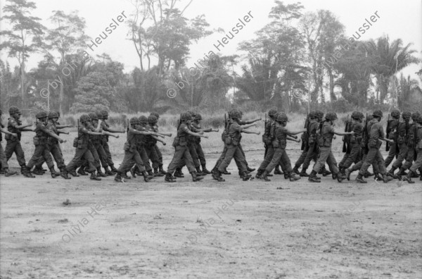 Image of sheet 19840220 photo 40: Im US-Amerikanischen Militär-Ausbildungslager Centro de Entrenamiento Militar (CREM) an der honduranischen Atlantikküste bei El Castillo.  Der neue General Walter Lopez Reyes. Züchtigung Übung Folter. Salvadorianische Soldaten. US-Army Soldaten. Abteilung für salvadorianische Soldaten in Honduras! Instructor Contra Rebels Contras Contrarebellen
mit M-16 Maschinengewehren. Helikopter Flugzeug Ausbildung im
Schiessen mit amerikanischem Instruktor. US-Army Soldaten
Portrait «Soldado lloron» √ 1984 Honduras Zentralamerika
Gruppenbild