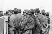 Image of sheet 19840220 photo 41: Im US-Amerikanischen Militär-Ausbildungslager Centro de Entrenamiento Militar (CREM) an der honduranischen Atlantikküste bei El Castillo.  Der neue General Walter Lopez Reyes. Züchtigung Übung Folter. Salvadorianische Soldaten. US-Army Soldaten. Abteilung für salvadorianische Soldaten in Honduras! Instructor Contra Rebels Contras Contrarebellen
mit M-16 Maschinengewehren. Helikopter Flugzeug Ausbildung im
Schiessen mit amerikanischem Instruktor. US-Army Soldaten
Portrait «Soldado lloron» √ 1984 Honduras Zentralamerika
Gruppenbild