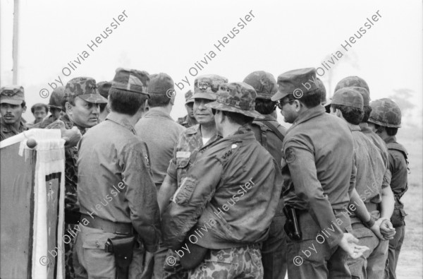 Image of sheet 19840220 photo 41: Im US-Amerikanischen Militär-Ausbildungslager Centro de Entrenamiento Militar (CREM) an der honduranischen Atlantikküste bei El Castillo.  Der neue General Walter Lopez Reyes. Züchtigung Übung Folter. Salvadorianische Soldaten. US-Army Soldaten. Abteilung für salvadorianische Soldaten in Honduras! Instructor Contra Rebels Contras Contrarebellen
mit M-16 Maschinengewehren. Helikopter Flugzeug Ausbildung im
Schiessen mit amerikanischem Instruktor. US-Army Soldaten
Portrait «Soldado lloron» √ 1984 Honduras Zentralamerika
Gruppenbild