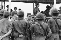 Image of sheet 19840220 photo 42: Im US-Amerikanischen Militär-Ausbildungslager Centro de Entrenamiento Militar (CREM) an der honduranischen Atlantikküste bei El Castillo.  Der neue General Walter Lopez Reyes. Züchtigung Übung Folter. Salvadorianische Soldaten. US-Army Soldaten. Abteilung für salvadorianische Soldaten in Honduras! Instructor Contra Rebels Contras Contrarebellen
mit M-16 Maschinengewehren. Helikopter Flugzeug Ausbildung im
Schiessen mit amerikanischem Instruktor. US-Army Soldaten
Portrait «Soldado lloron» √ 1984 Honduras Zentralamerika
Gruppenbild