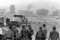 Image of sheet 19840220 photo 43: Zusammenkunft der leitenden US-amerikanischen Militärausbildner mit General Lopez (3.v.l.) im militärischen Ausbildungszentrum CREM der US-Militärs in Honduras. El Castillo. 04.84 Im US-Amerikanischen Militär-Ausbildungslager Centro de Entrenamiento Militar (CREM) an der honduranischen Atlantikküste bei El Castillo.
US-Army Soldaten
Zentralamerika Centralamerica 1984 √ atlantic coast