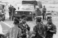 Image of sheet 19840220 photo 43: Zusammenkunft der leitenden US-amerikanischen Militärausbildner mit General  Walter Lopez Reyes. (3rd from left)  im militärischen Ausbildungszentrum CREM der US-Militärs in Honduras. El Castillo. 04.84
Im US-Amerikanischen Militär-Ausbildungslager Centro de Entrenamiento Militar (CREM) an der honduranischen Atlantikküste bei El Castillo.
US-Army Soldaten
Zentralamerika Centralamerica 1984 √