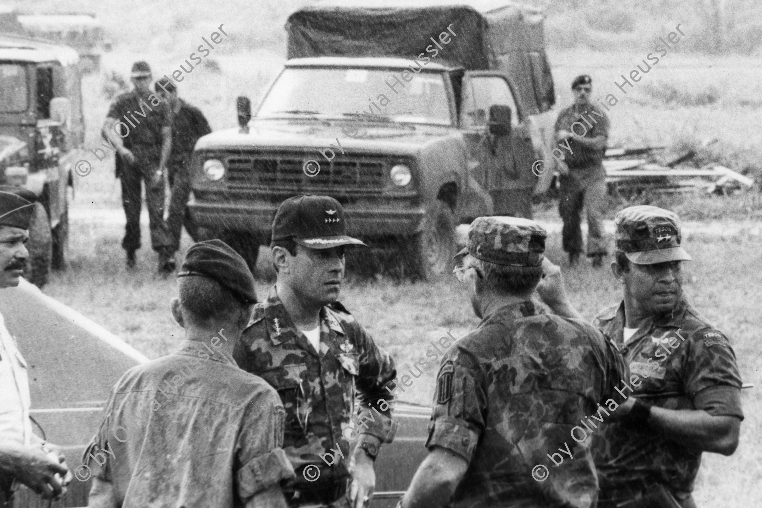 Image of sheet 19840220 photo 43: Zusammenkunft der leitenden US-amerikanischen Militärausbildner mit General  Walter Lopez Reyes. (3rd from left)  im militärischen Ausbildungszentrum CREM der US-Militärs in Honduras. El Castillo. 04.84
Im US-Amerikanischen Militär-Ausbildungslager Centro de Entrenamiento Militar (CREM) an der honduranischen Atlantikküste bei El Castillo.
US-Army Soldaten
Zentralamerika Centralamerica 1984 √