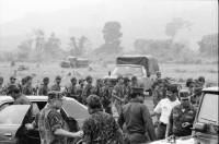 Image of sheet 19840220 photo 44: Im US-Amerikanischen Militär-Ausbildungslager Centro de Entrenamiento Militar (CREM) an der honduranischen Atlantikküste bei El Castillo.  Der neue General Walter Lopez Reyes. Züchtigung Übung Folter. Salvadorianische Soldaten. US-Army Soldaten. Abteilung für salvadorianische Soldaten in Honduras! Instructor Contra Rebels Contras Contrarebellen
mit M-16 Maschinengewehren. Helikopter Flugzeug Ausbildung im
Schiessen mit amerikanischem Instruktor. US-Army Soldaten
Portrait «Soldado lloron» √ 1984 Honduras Zentralamerika
Gruppenbild