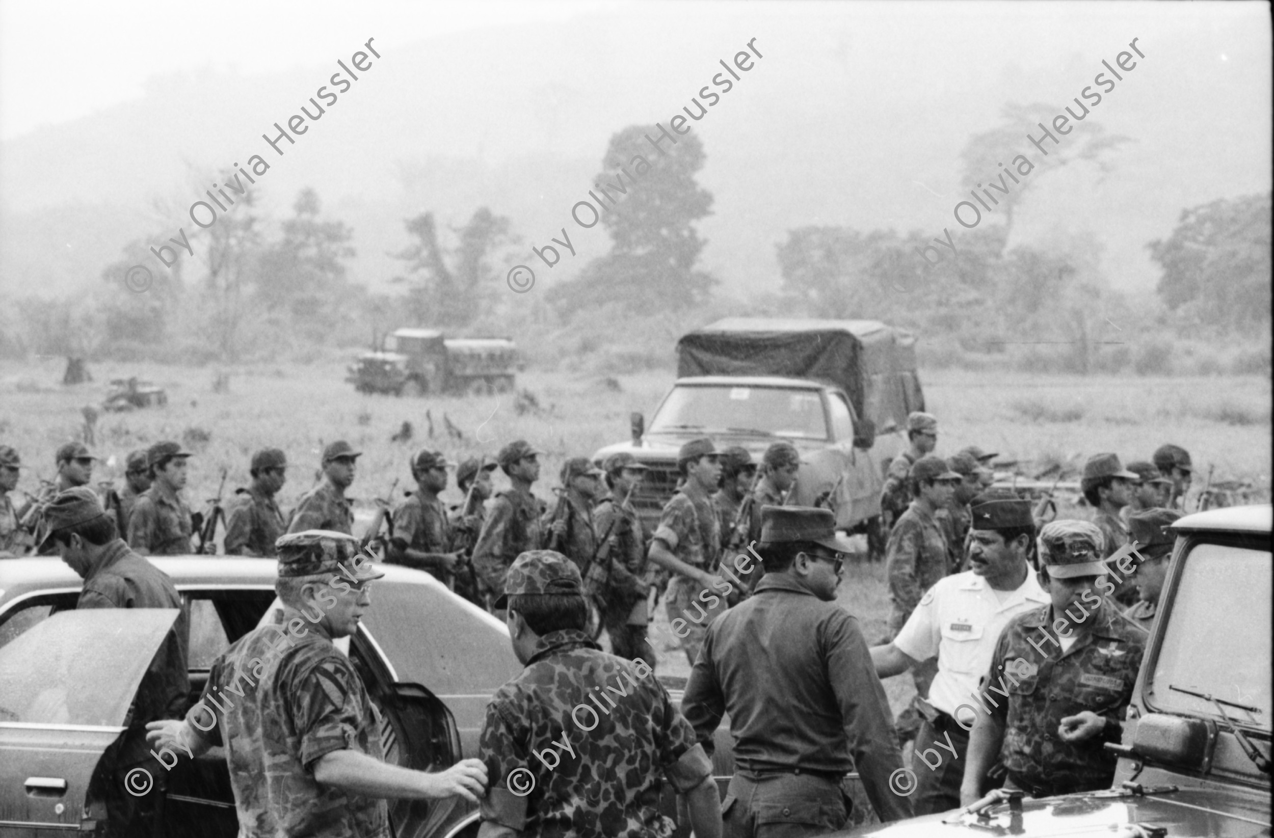 Image of sheet 19840220 photo 44: Im US-Amerikanischen Militär-Ausbildungslager Centro de Entrenamiento Militar (CREM) an der honduranischen Atlantikküste bei El Castillo.  Der neue General Walter Lopez Reyes. Züchtigung Übung Folter. Salvadorianische Soldaten. US-Army Soldaten. Abteilung für salvadorianische Soldaten in Honduras! Instructor Contra Rebels Contras Contrarebellen
mit M-16 Maschinengewehren. Helikopter Flugzeug Ausbildung im
Schiessen mit amerikanischem Instruktor. US-Army Soldaten
Portrait «Soldado lloron» √ 1984 Honduras Zentralamerika
Gruppenbild