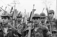 Image of sheet 19840220 photo 5: Im US-Amerikanischen Militär-Ausbildungslager Centro de Entrenamiento Militar (CREM) an der honduranischen Atlantikküste bei El Castillo.   Züchtigung Übung Folter. Salvadorianische Soldaten. US-Army Soldaten. Abteilung für salvadorianische Soldaten in Honduras! Instructor Contra Rebels Contras Contrarebellen
mit M-16 Maschinengewehren.