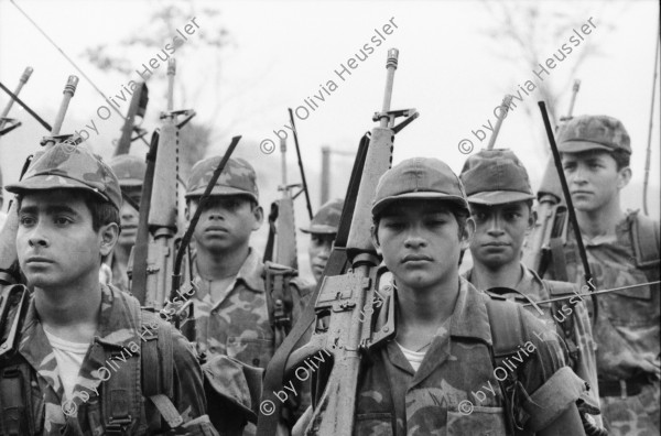 Image of sheet 19840220 photo 5: Im US-Amerikanischen Militär-Ausbildungslager Centro de Entrenamiento Militar (CREM) an der honduranischen Atlantikküste bei El Castillo.   Züchtigung Übung Folter. Salvadorianische Soldaten. US-Army Soldaten. Abteilung für salvadorianische Soldaten in Honduras! Instructor Contra Rebels Contras Contrarebellen
mit M-16 Maschinengewehren.