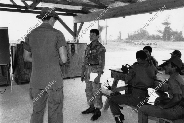 Image of sheet 19840220 photo 8: Im US-Amerikanischen Militär-Ausbildungslager Centro de Entrenamiento Militar (CREM) an der honduranischen Atlantikküste bei El Castillo ! Ausbildung für Contras. Instructor Contra Rebels Contras Contrarebellen
US-Army Soldaten
Honduras Zentralamerika Centralamerica 1984 √