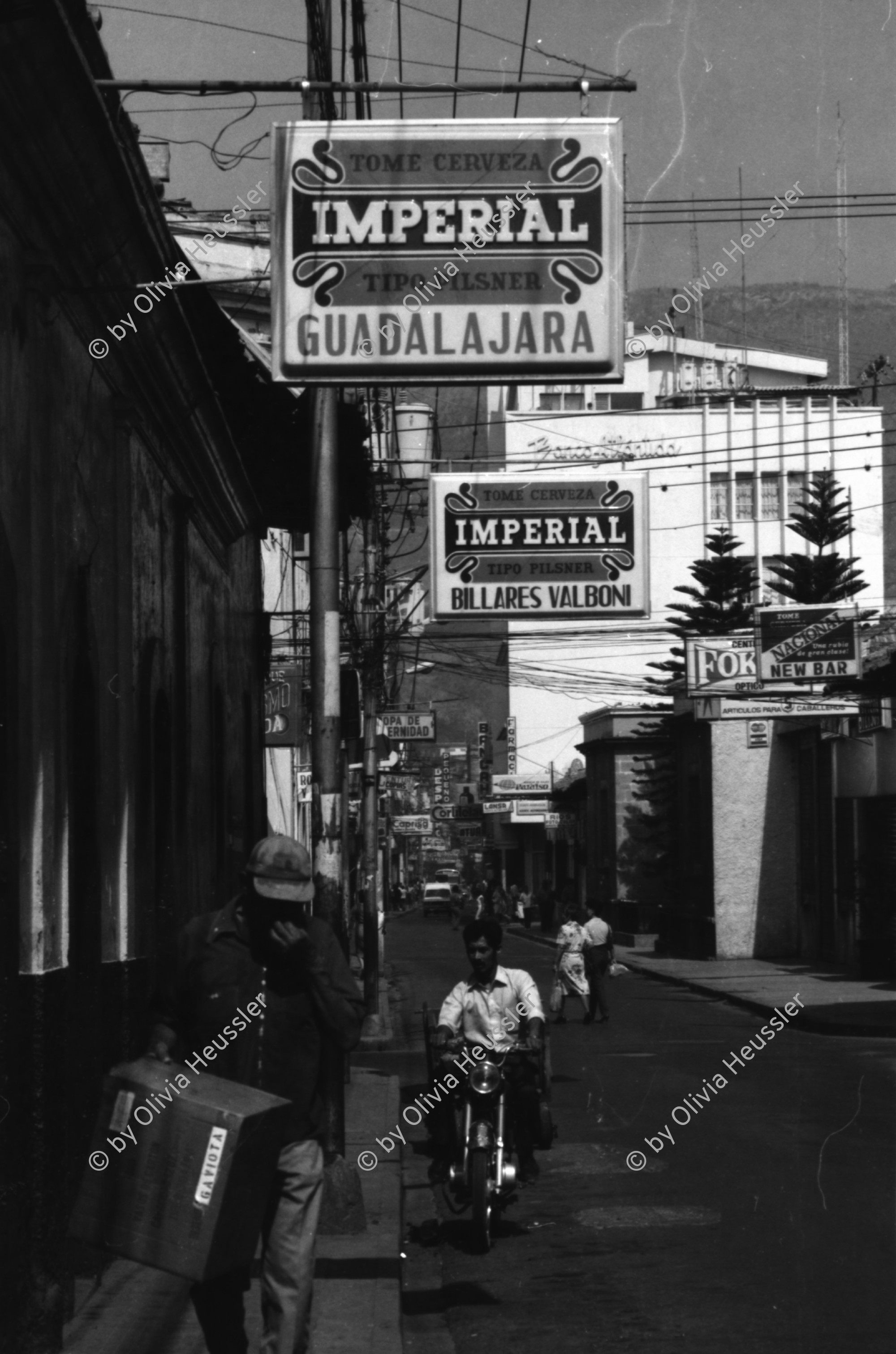 Image of sheet 19840221 photo 9: Der neue Befehlstab wird wird ausgeteilt durch den honduranischen Präsidenten Suazo Cordoba (mi)
General (li) Walter Lopez Reyes. Las Tapias, Tegucigalpa
Honduras Mittelamerika Centralamerica Zentralamerika 1984 √
 Honduras 04.84