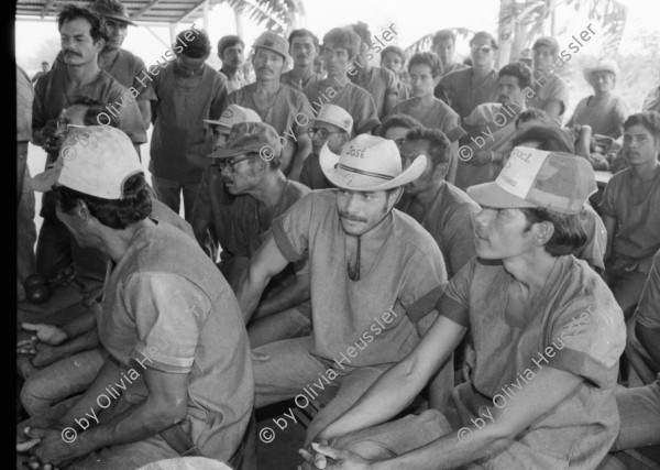 Image of sheet 19840230 photo 27: In der offenen Strafanstalt Gefängniss 'La Granja'. Die Insassen spielen den Besucher Innen ein antiimperialisctisches Polit theaterstück vor. «Fuera Yankees. Fuera Traidores» Raus Amerikaner. Raus Verräter. «Basta de minar los Puertos» Aufhören mit der Verminung unserer Häfen. Zwei männliche Gefangene als Frauen verkleidet. Nahe Managua Nicaragua Carretera Norte 1984