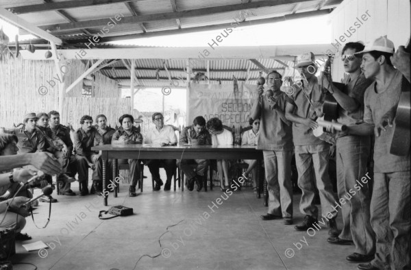 Image of sheet 19840230 photo 27: In der offenen Strafanstalt Gefängniss 'La Granja'. Die Insassen spielen den Besucher Innen ein antiimperialisctisches Polit theaterstück vor. «Fuera Yankees. Fuera Traidores» Raus Amerikaner. Raus Verräter. «Basta de minar los Puertos» Aufhören mit der Verminung unserer Häfen. Zwei männliche Gefangene als Frauen verkleidet. Nahe Managua Nicaragua Carretera Norte 1984