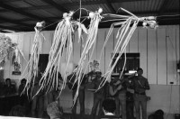 Image of sheet 19840230 photo 28: In der offenen Strafanstalt Gefängniss 'La Granja'. Die Insassen spielen den Besucher Innen ein antiimperialisctisches Polit theaterstück vor. «Fuera Yankees. Fuera Traidores» Raus Amerikaner. Raus Verräter. «Basta de minar los Puertos» Aufhören mit der Verminung unserer Häfen. Zwei männliche Gefangene als Frauen verkleidet. Nahe Managua Nicaragua Carretera Norte 1984