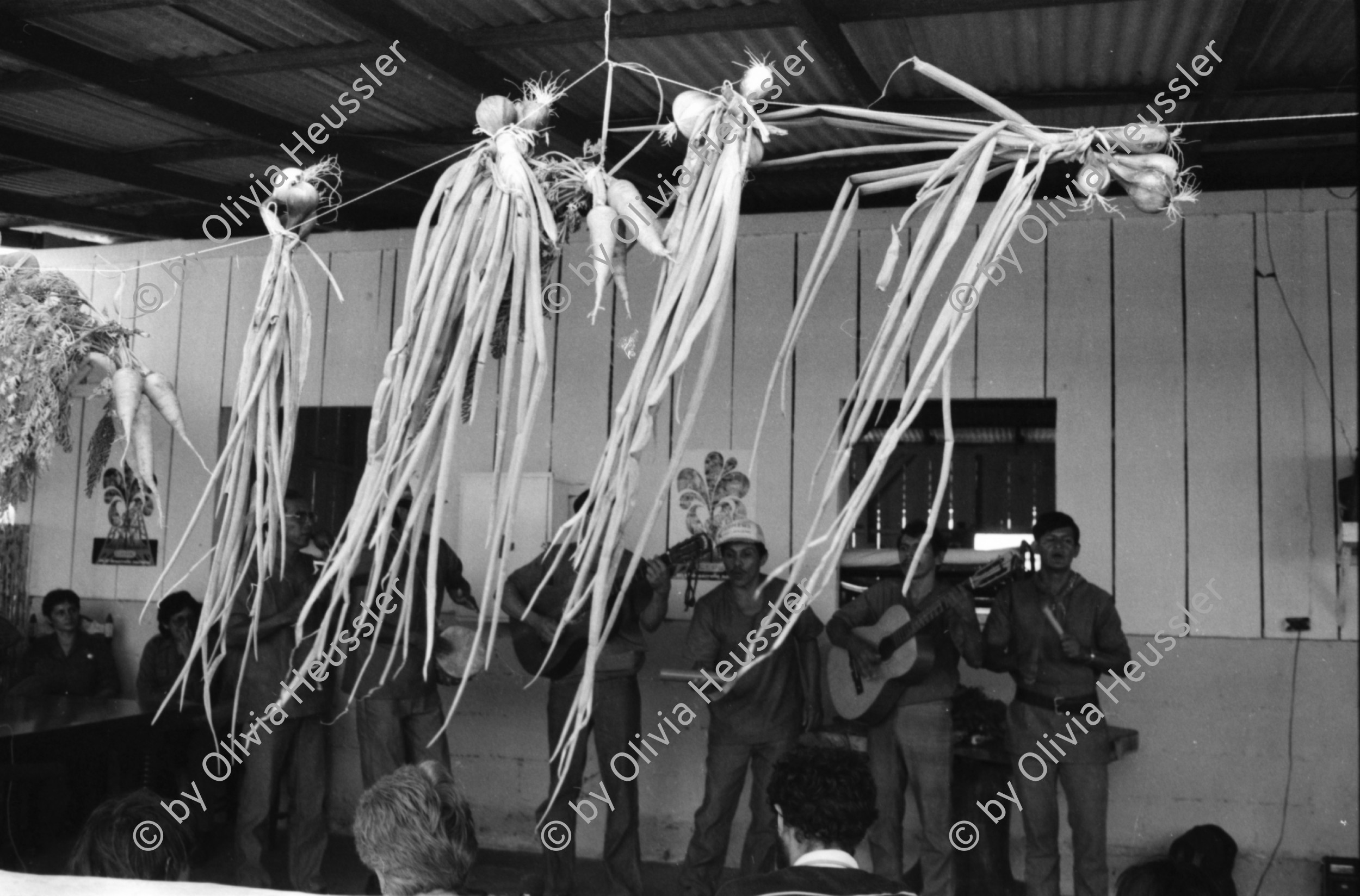 Image of sheet 19840230 photo 28: In der offenen Strafanstalt Gefängniss 'La Granja'. Die Insassen spielen den Besucher Innen ein antiimperialisctisches Polit theaterstück vor. «Fuera Yankees. Fuera Traidores» Raus Amerikaner. Raus Verräter. «Basta de minar los Puertos» Aufhören mit der Verminung unserer Häfen. Zwei männliche Gefangene als Frauen verkleidet. Nahe Managua Nicaragua Carretera Norte 1984