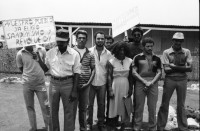 Image of sheet 19840230 photo 32: In der offenen Strafanstalt Gefängniss 'La Granja'. Die Insassen spielen den Besucher Innen ein antiimperialisctisches Polit theaterstück vor. «Fuera Yankees. Fuera Traidores» Raus Amerikaner. Raus Verräter. «Basta de minar los Puertos» Aufhören mit der Verminung unserer Häfen. Zwei männliche Gefangene als Frauen verkleidet. Nahe Managua Nicaragua Carretera Norte 1984
