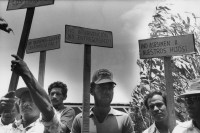 Image of sheet 19840230 photo 33: Politische Häftlinge zeigen im offenen Gefängnis ihre Gunst zur Besserung mit antiamerikanischen Slogans. La Granja Managua Nicaragua 1984 √
© 1984, OLIVIA HEUSSLER / www.clic.li