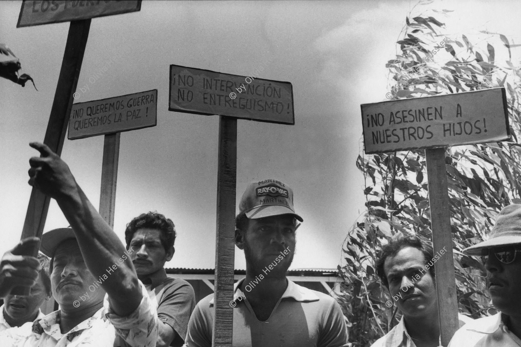 Image of sheet 19840230 photo 33: Politische Häftlinge zeigen im offenen Gefängnis ihre Gunst zur Besserung mit antiamerikanischen Slogans. La Granja Managua Nicaragua 1984 √
© 1984, OLIVIA HEUSSLER / www.clic.li