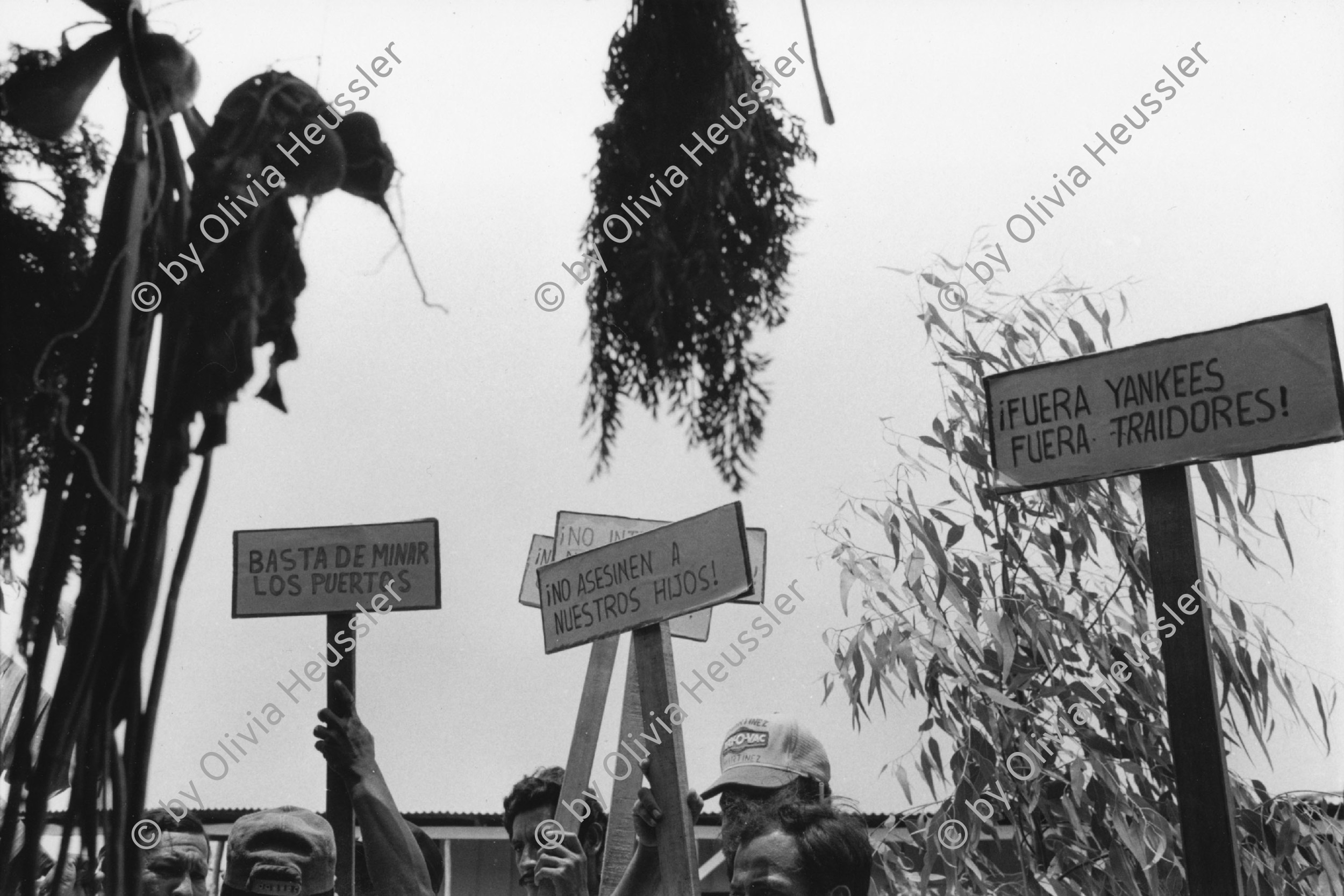 Image of sheet 19840230 photo 35: Politische Häftlinge Contras Rebels zeigen im offenen Gefängnis ihre Gunst zur Besserung mit anti amerikanischen Slogans. La Granja Managua Nicaragua 1984 √
Contra Rebels prison 'Basta de minar los puertos' 
No asesinan a nuestros hijos
fuera yankees fuera traidores 
© 1984, OLIVIA HEUSSLER / www.clic.li