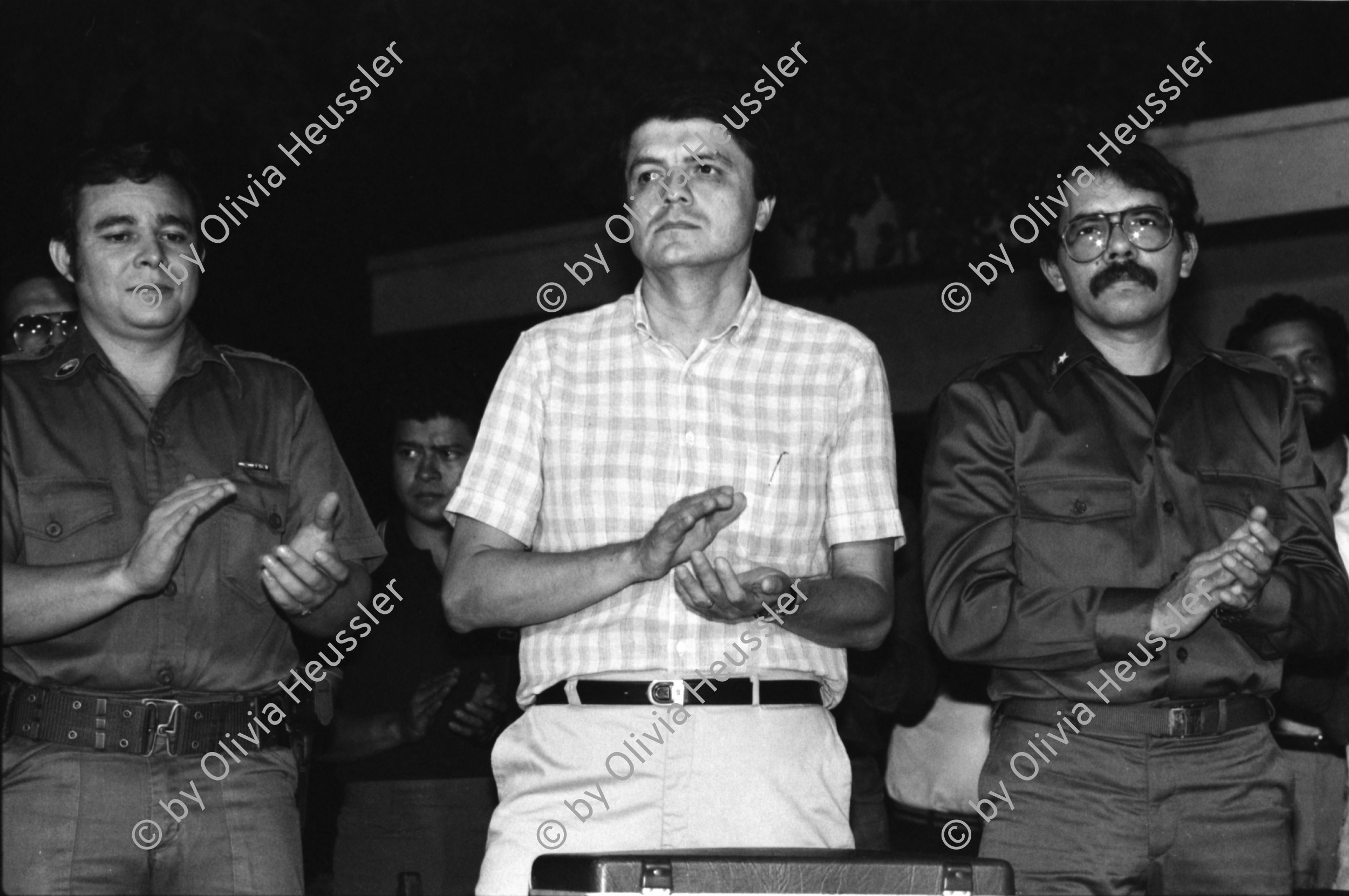 Image of sheet 19840240 photo 10: Ein Cara al Pueblo. 'Mit dem Gesicht zum Volk'. mit Daniel Ortega und Sergio Ramirez. Thema Comiteé de Defensa Sandinista (CDS). Managua Nicaragua 1984