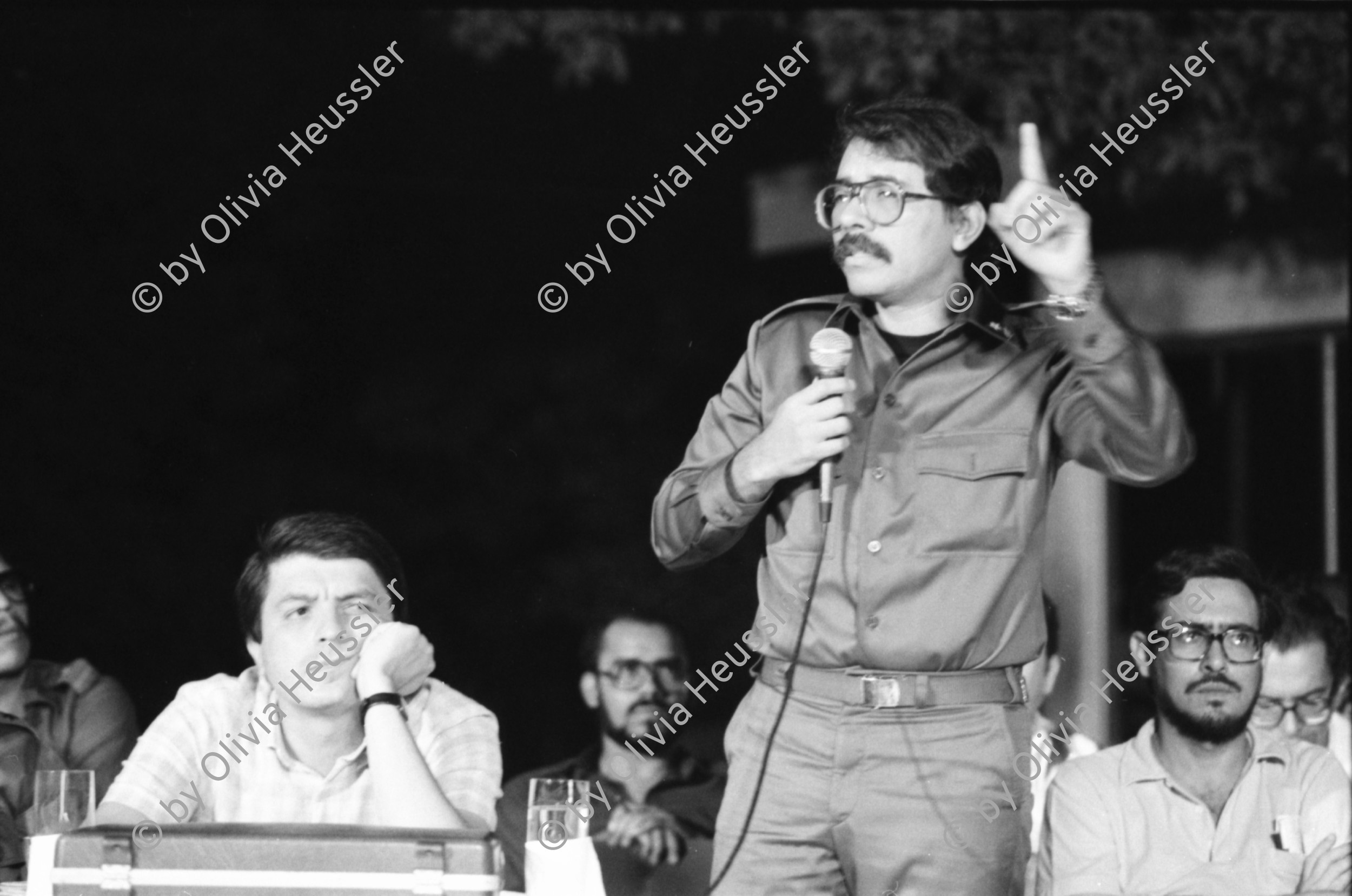 Image of sheet 19840240 photo 32: Ein Cara al Pueblo. 'Mit dem Gesicht zum Volk'. mit Daniel Ortega und Sergio Ramirez. Thema Comiteé de Defensa Sandinista (CDS). Managua Nicaragua 1984