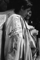 Image of sheet 19840250 photo 0: In der Kirche Don Juan Bosco wird zum 1. Mai eine antisandinistische Rede gehalten. Pablo Antonio Vega Präsident der Bischofskonferenz  in Managua hält die Rede. Amado Peña, que ahora es Capellán del Sistema Penitenciario wird später von den Sandinisten wegen Handel mit Waffen verhaftet. Er trägt eine Shärpe Schal wo drauf steht: Juan Pablo II Nicaragua ist dir treu. Nicaragua 1984