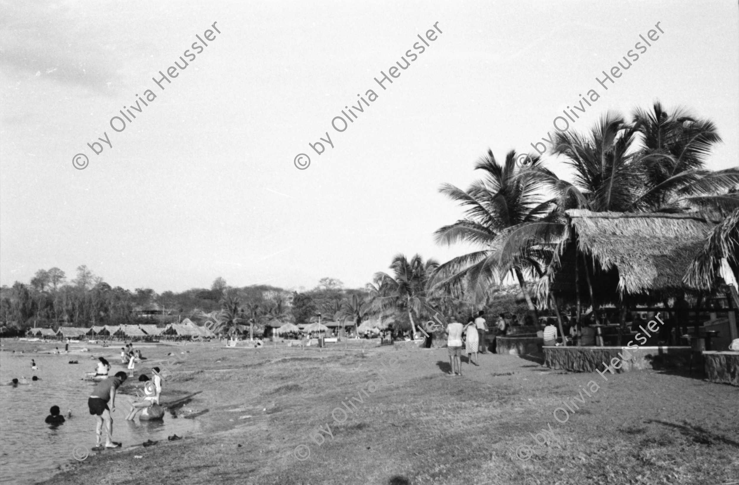 Image of sheet 19840250 photo 0: In der Kirche Don Juan Bosco wird zum 1. Mai eine antisandinistische Rede gehalten. Pablo Antonio Vega Präsident der Bischofskonferenz  in Managua hält die Rede. Amado Peña, que ahora es Capellán del Sistema Penitenciario wird später von den Sandinisten wegen Handel mit Waffen verhaftet. Er trägt eine Shärpe Schal wo drauf steht: Juan Pablo II Nicaragua ist dir treu. Nicaragua 1984
