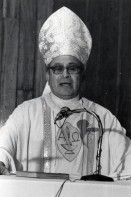 Image of sheet 19840250 photo 12: In der Kirche Don Bosco wird zum 1. Mai eine antisandinistische Rede gehalten. Pablo Antonio Vega hält die Rede. Nicaragua 1984
√