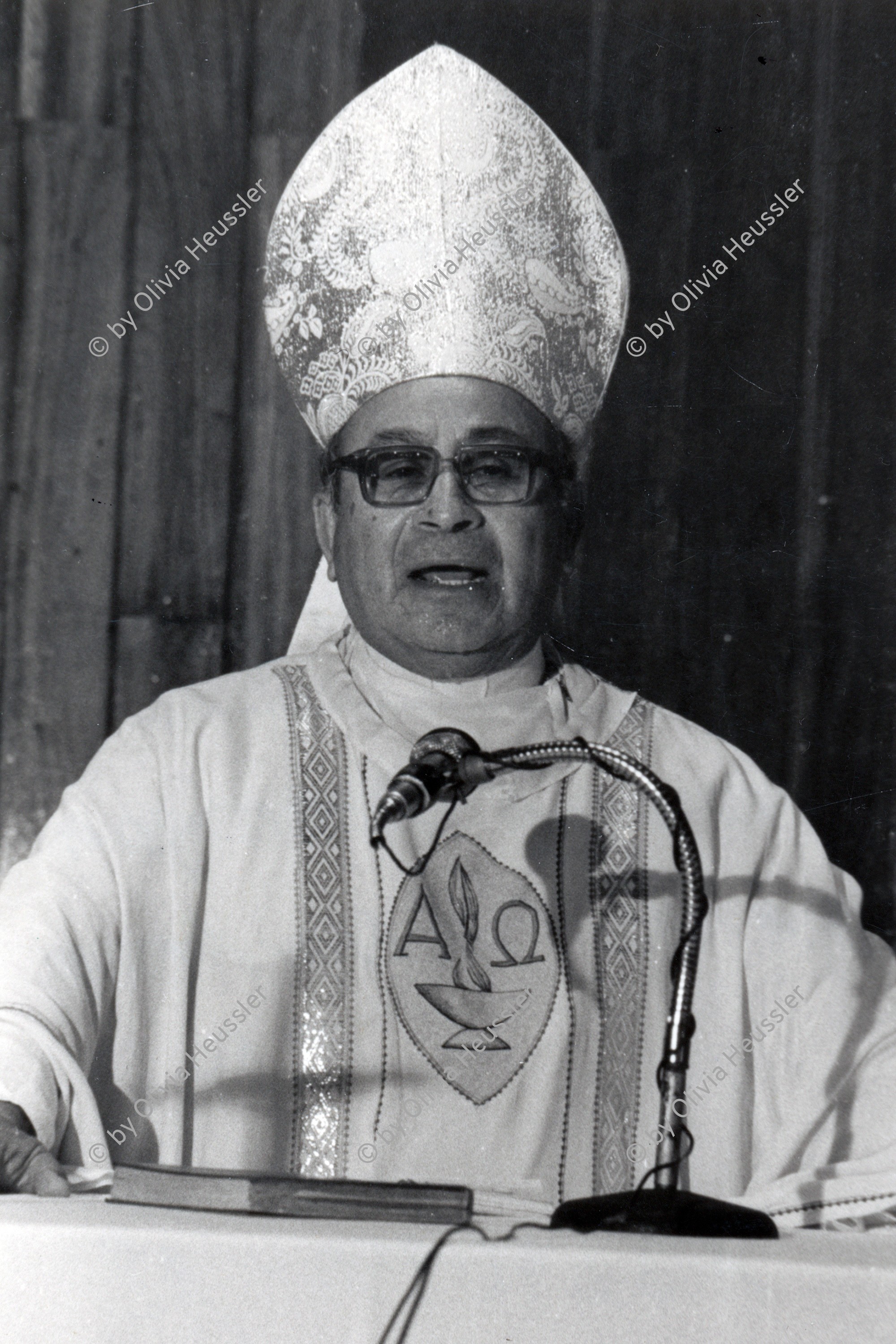Image of sheet 19840250 photo 12: In der Kirche Don Bosco wird zum 1. Mai eine antisandinistische Rede gehalten. Pablo Antonio Vega hält die Rede. Nicaragua 1984
√