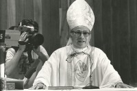 Image of sheet 19840250 photo 13: In der Kirche Don Bosco wird zum 1. Mai eine antisandinistische Rede gehalten. Pablo Antonio Vega hält die Rede. Nicaragua 1984
√