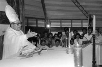 Image of sheet 19840250 photo 16: In der Kirche Don Bosco wird zum 1. Mai eine antisandinistische Rede gehalten. Pablo Antonio Vega hält die Rede. Nicaragua 1984 church religion priest 
√