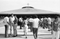 Image of sheet 19840250 photo 2: In der Kirche Don Juan Bosco wird zum 1. Mai eine antisandinistische Rede gehalten. Pablo Antonio Vega Präsident der Bischofskonferenz  in Managua hält die Rede. Amado Peña, que ahora es Capellán del Sistema Penitenciario wird später von den Sandinisten wegen Handel mit Waffen verhaftet. Er trägt eine Shärpe Schal wo drauf steht: Juan Pablo II Nicaragua ist dir treu. Nicaragua 1984