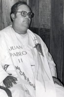 Image of sheet 19840250 photo 21: In der Kirche Don Bosco wird zum 1. Mai eine antisandinistische Rede gehalten. Pablo Antonio Vega hält die Rede. Amado Peña, heute Capellán del Sistema Penitenciario wird später von den Sandinisten wegen Handel mit Waffen verhaftet. Er trägt eine Shärpe Schal wo drauf steht: Juan Pablo II Nicaragua ist dir treu. Nicaragua 1984 √