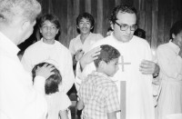 Image of sheet 19840250 photo 24: In der Kirche Don Juan Bosco wird zum 1. Mai eine antisandinistische Rede gehalten. Pablo Antonio Vega Präsident der Bischofskonferenz  in Managua hält die Rede. Amado Peña, que ahora es Capellán del Sistema Penitenciario wird später von den Sandinisten wegen Handel mit Waffen verhaftet. Er trägt eine Shärpe Schal wo drauf steht: Juan Pablo II Nicaragua ist dir treu. Nicaragua 1984
