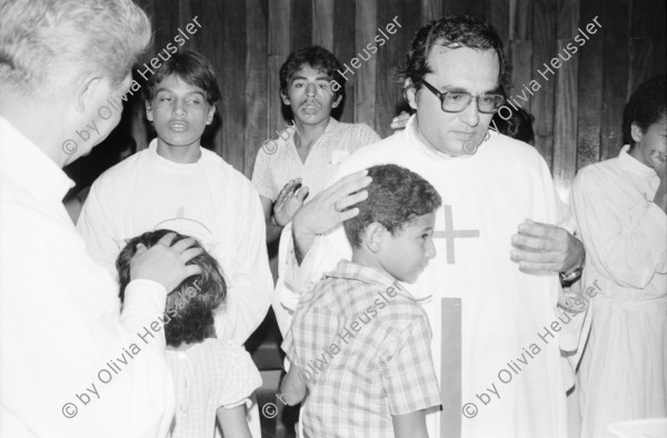 Image of sheet 19840250 photo 24: In der Kirche Don Juan Bosco wird zum 1. Mai eine antisandinistische Rede gehalten. Pablo Antonio Vega Präsident der Bischofskonferenz  in Managua hält die Rede. Amado Peña, que ahora es Capellán del Sistema Penitenciario wird später von den Sandinisten wegen Handel mit Waffen verhaftet. Er trägt eine Shärpe Schal wo drauf steht: Juan Pablo II Nicaragua ist dir treu. Nicaragua 1984