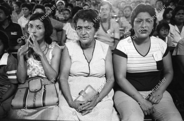 Image of sheet 19840250 photo 3: In der Kirche Don Juan Bosco wird zum 1. Mai eine antisandinistische Rede gehalten. Pablo Antonio Vega Präsident der Bischofskonferenz  in Managua hält die Rede. Amado Peña, que ahora es Capellán del Sistema Penitenciario wird später von den Sandinisten wegen Handel mit Waffen verhaftet. Er trägt eine Shärpe Schal wo drauf steht: Juan Pablo II Nicaragua ist dir treu. Nicaragua 1984