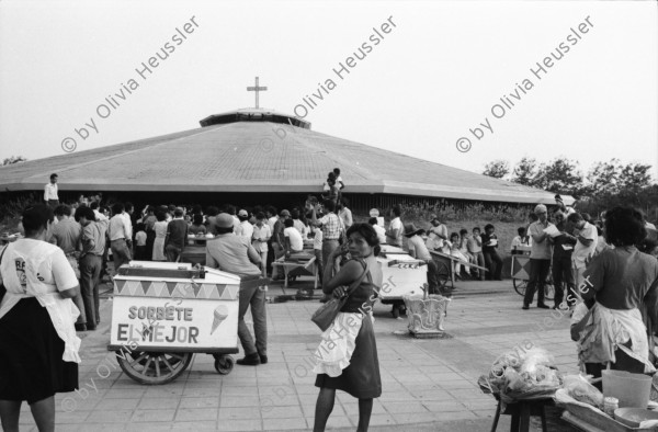 Image of sheet 19840250 photo 30: In der Kirche Don Juan Bosco wird zum 1. Mai eine antisandinistische Rede gehalten. Pablo Antonio Vega Präsident der Bischofskonferenz  in Managua hält die Rede. Amado Peña, que ahora es Capellán del Sistema Penitenciario wird später von den Sandinisten wegen Handel mit Waffen verhaftet. Er trägt eine Shärpe Schal wo drauf steht: Juan Pablo II Nicaragua ist dir treu. Nicaragua 1984