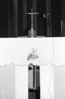 Image of sheet 19840250 photo 9: In der Kirche Don Juan Bosco wird zum 1. Mai eine antisandinistische Rede gehalten. Pablo Antonio Vega Präsident der Bischofskonferenz  in Managua hält die Rede. Amado Peña, que ahora es Capellán del Sistema Penitenciario wird später von den Sandinisten wegen Handel mit Waffen verhaftet. Er trägt eine Shärpe Schal wo drauf steht: Juan Pablo II Nicaragua ist dir treu. Nicaragua 1984
