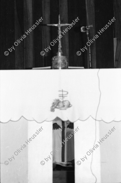 Image of sheet 19840250 photo 9: In der Kirche Don Juan Bosco wird zum 1. Mai eine antisandinistische Rede gehalten. Pablo Antonio Vega Präsident der Bischofskonferenz  in Managua hält die Rede. Amado Peña, que ahora es Capellán del Sistema Penitenciario wird später von den Sandinisten wegen Handel mit Waffen verhaftet. Er trägt eine Shärpe Schal wo drauf steht: Juan Pablo II Nicaragua ist dir treu. Nicaragua 1984